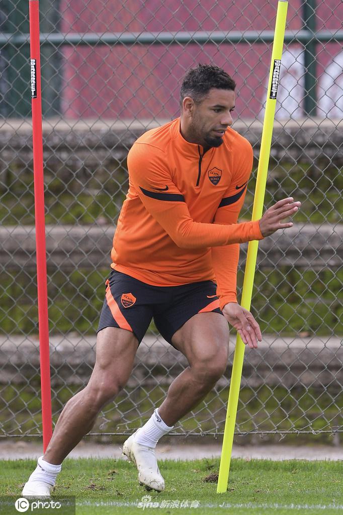 主教练丰塞卡双手插兜，神情专注地站在场边注视着训练进程，他的眼神锐利，仿佛已经在脑海中构思好了对阵对手的战术蓝图。