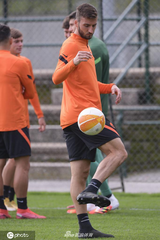 体能教练正带着几名球员进行核心力量训练，球员们表情坚毅，汗水浸湿了球衣，每一个动作都充满了力量感，展现着红狼强悍的身体素质。