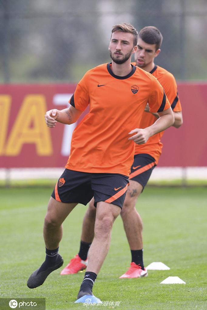 队医正在为一名结束训练的球员进行肌肉按摩放松，球员闭目休息，专业的医疗团队为球员在高强度比赛中的身体状态提供着坚实保障。