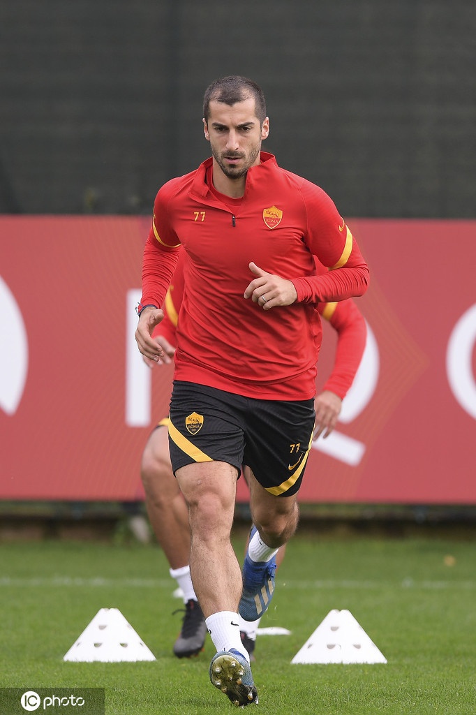 斯皮纳佐拉在边路高速插上，他的身姿舒展如猎豹，汗水在空中挥洒，仿佛一道银色的闪电，誓要用不知疲倦的奔跑打通球队的进攻走廊。