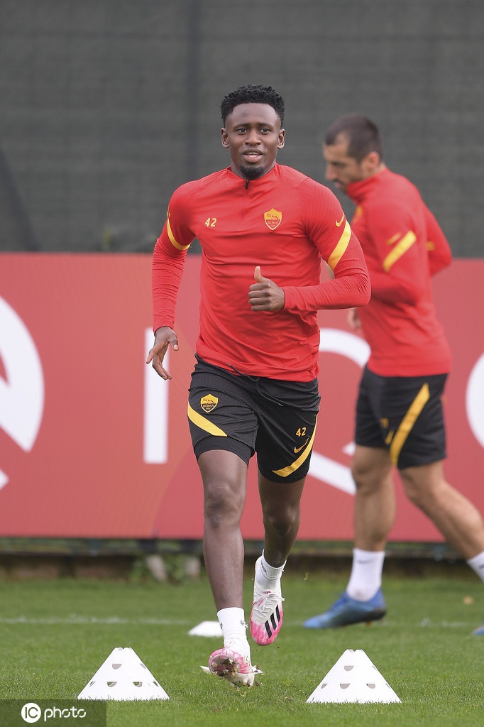 门将洛佩斯飞身侧扑，身体完全舒展开来如同一张拉满的弓，指尖几乎触碰到皮球的瞬间，定格了他守护罗马城门的钢铁决心。