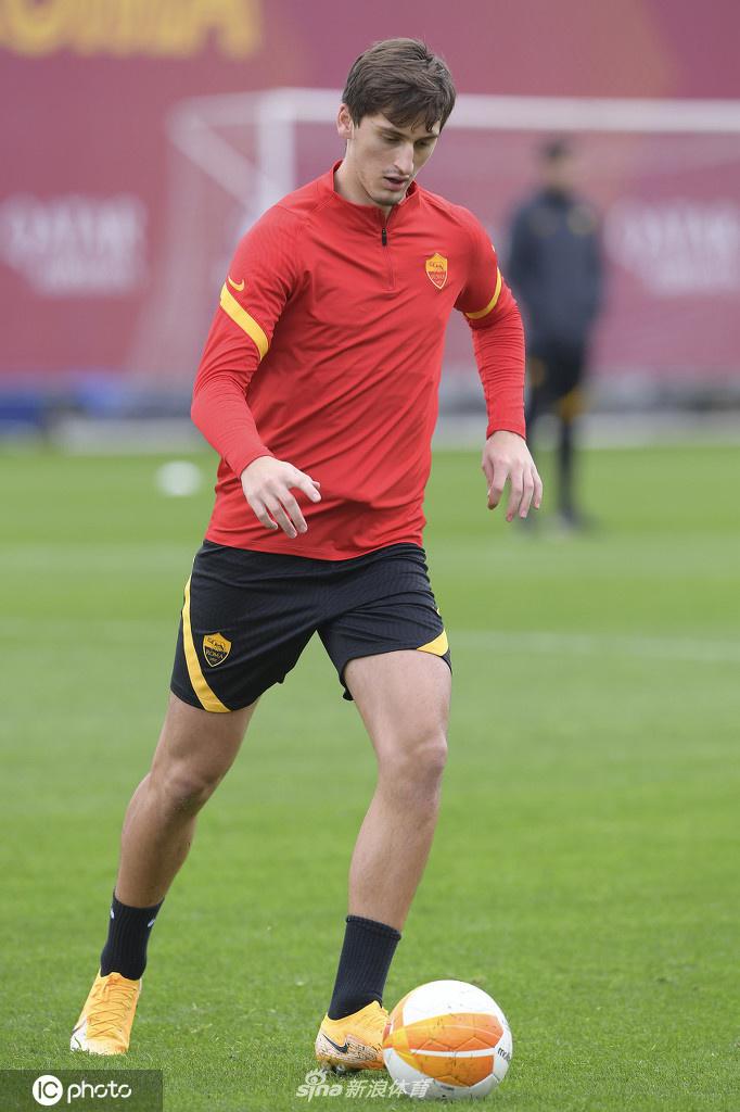 在罗马特里戈里亚训练基地，门将侧身飞扑，指尖几乎触碰到飞速旋转的皮球，定格瞬间的爆发力充满了张力