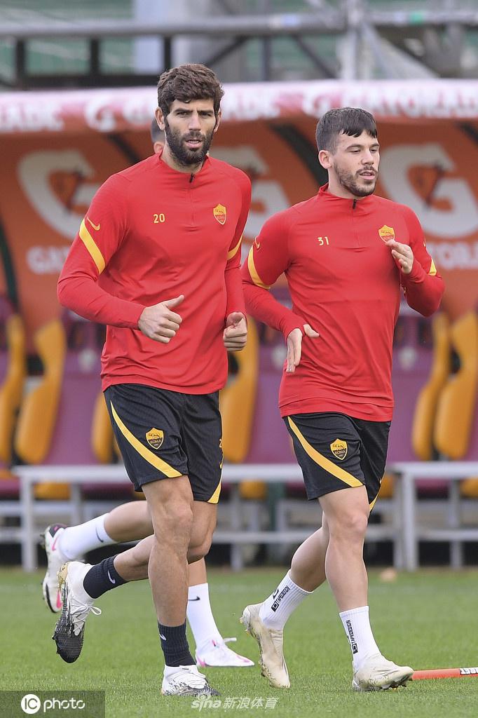 特写镜头下，一名罗马球员汗流浃背，头发被汗水浸湿，眼神坚毅地望向远方，仿佛在凝视着未来的胜利