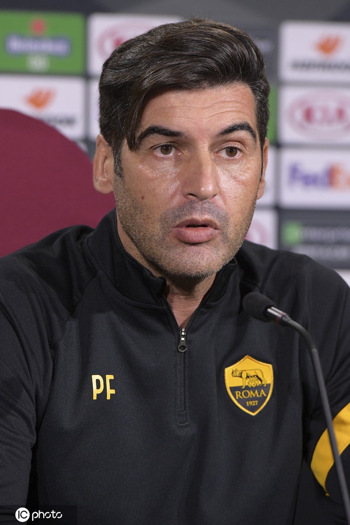 丰塞卡在发布会后段若有所思，他轻抚下巴低头沉思，似乎在脑海中反复推演着与年轻人一战的攻防策略