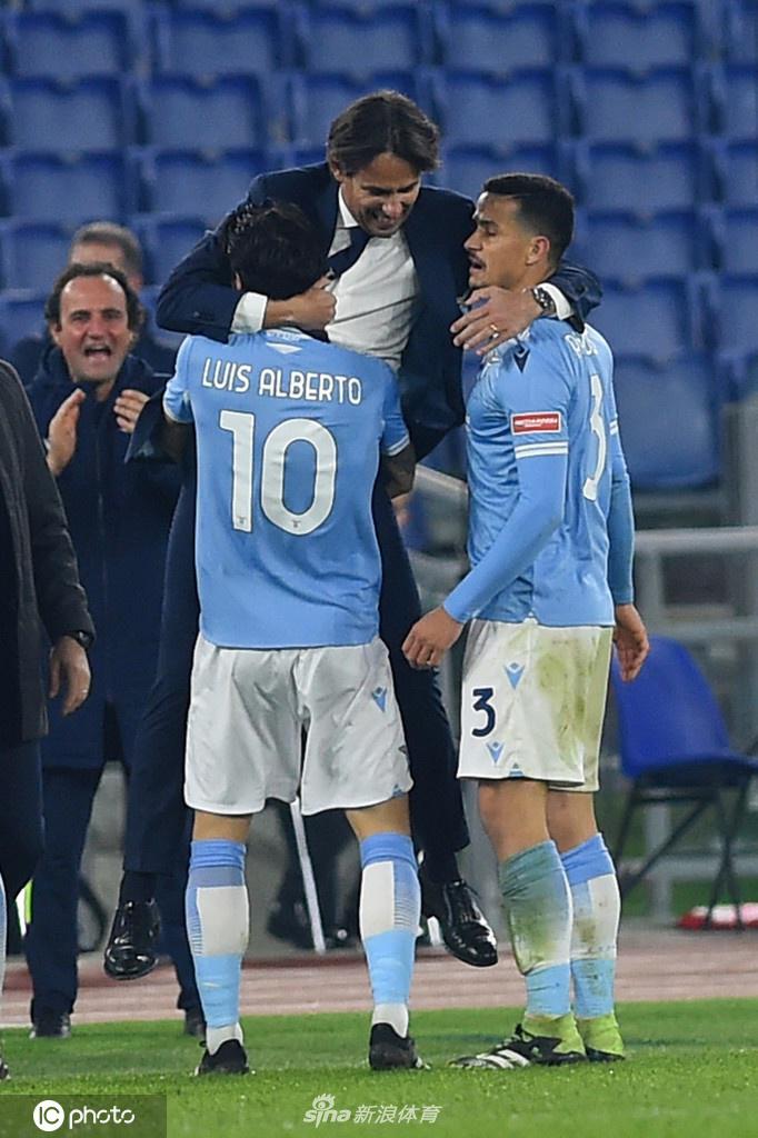 拉齐奥主帅小因扎吉在场边激情指挥，手臂用力挥舞，眼神坚定，仿佛在向场上弟子们传递必胜的信念