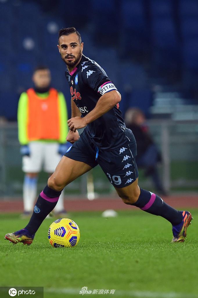 拉齐奥中场核心阿尔贝托低射破门后，张开双臂肆意庆祝，身后的队友们纷纷涌来，背景是那不勒斯球员马里奥·鲁伊无奈的身影