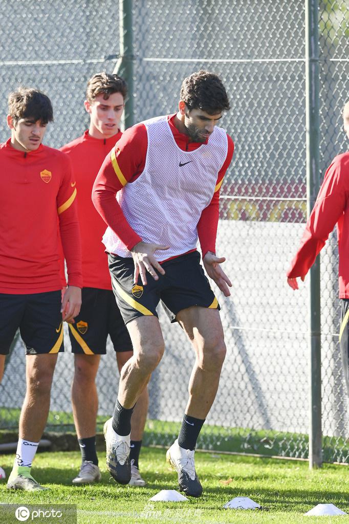 云代尔训练间隙低头思索，如何击破铁桶阵成为土耳其边锋的待解难题