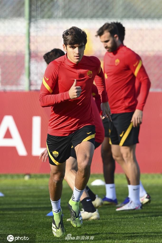 斯皮纳佐拉训练后加练拉伸，罗马飞翼为硬仗储备体能
