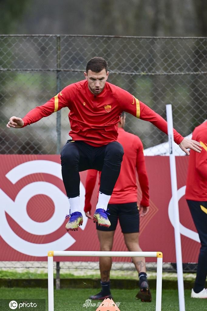 训练结束后，一名罗马球员弯下腰，双手扶着膝盖，大口喘着粗气。汗水浸透了他的球衣，但这疲惫的身影背后，是他为即将到来的恶战倾尽全力的最好证明。