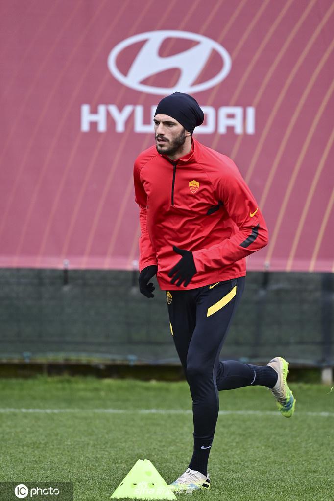 全队围成一个圈，相互鼓劲，高昂的头颅和紧握的拳头，凝聚成一个共同的声音：为红狼荣耀，战斗到底！