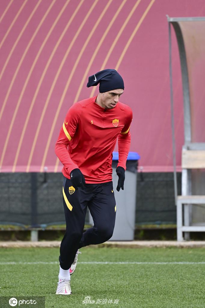 训练场边，哲科露出自信从容的微笑，汗水浸湿了他的战袍，但那深邃的眼神里，分明写着对破门得分的无限渴望。