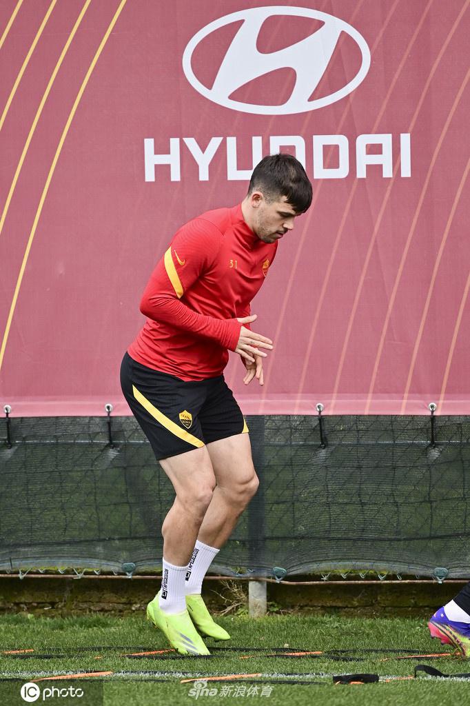 斯皮纳佐拉在边路疾驰如风，他高高跃起，以一道完美的弧线将球传向门前，仿佛在向对手宣示着左路走廊的主权。