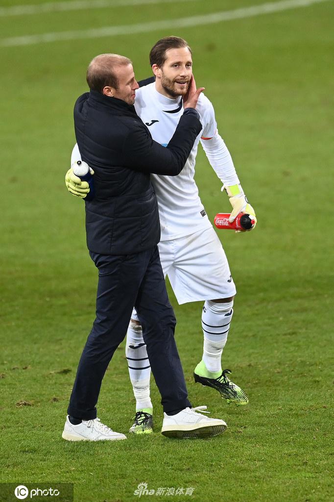 霍芬海姆的鲍姆加特纳在人群中机敏地起脚推射，皮球如离弦之箭般穿过科隆防守球员的缝隙，直奔球门死角，门将霍恩虽奋力扑救却也回天乏术，这一刻，整个球场的激情被瞬间点燃。