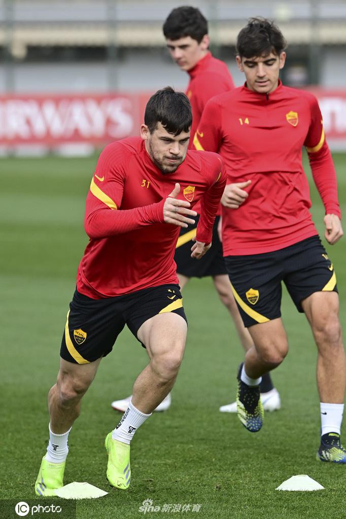 训练尾声，一名罗马球员在夕阳下独自加练任意球，皮球划出的弧线仿佛预示着周末大战的悬念与轨迹。