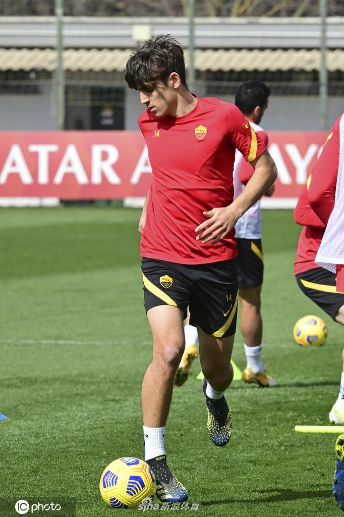 训练接近尾声，几名罗马球员围成一圈，手臂搭在彼此肩上进行最后的鼓劲。尽管都戴着运动口罩，但他们眼中的坚毅和燃烧的斗志，仿佛已经穿透了疫情的阴霾，直指周末的战场。