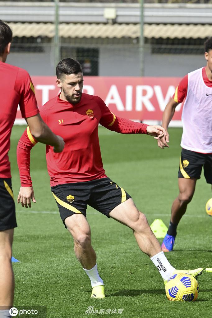 在空旷的罗马特里戈里亚训练基地，一名罗马队球员正独自带球绕杆训练，他紧蹙的眉头和专注的眼神，仿佛在与看不见的对手博弈，阳光在他身后拉出长长的影子。