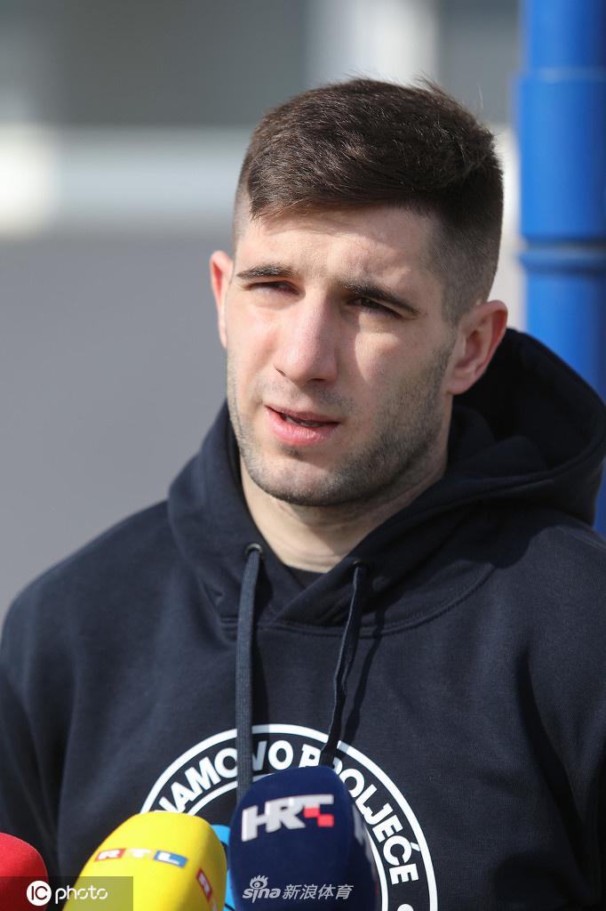 尽管场外变故突发，球员却依旧全神贯注，乱局中更显团结本色