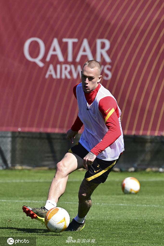 门将洛佩斯侧身飞扑，指尖几乎触碰到皮球的瞬间，他的身体在草地上划出一道长长的痕迹