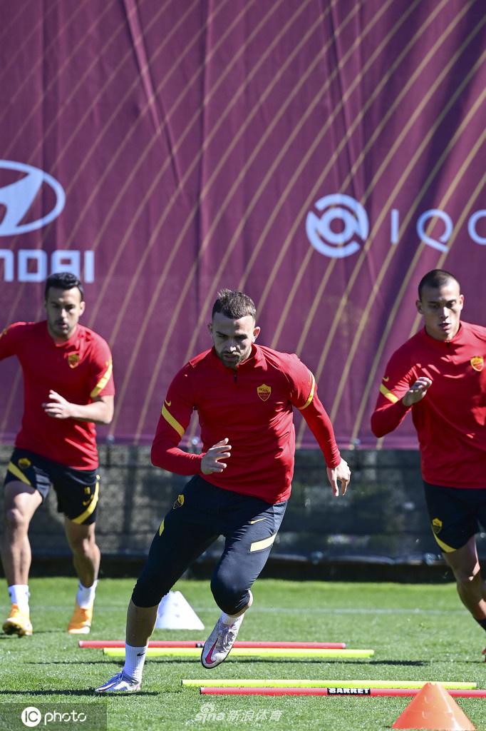 姆希塔良在射门练习后露出自信的微笑，汗水顺着他的发梢滴落，背后是虚化的球门网