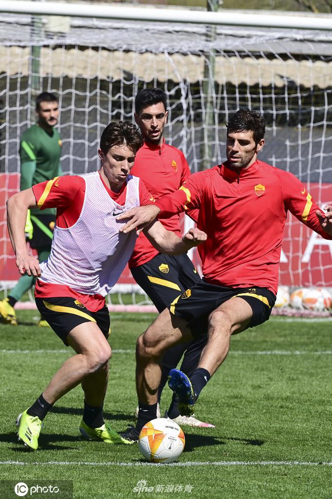 队长佩莱格里尼紧蹙眉头，专注地聆听着教练的战术布置，他手臂上的袖标在阳光下格外醒目