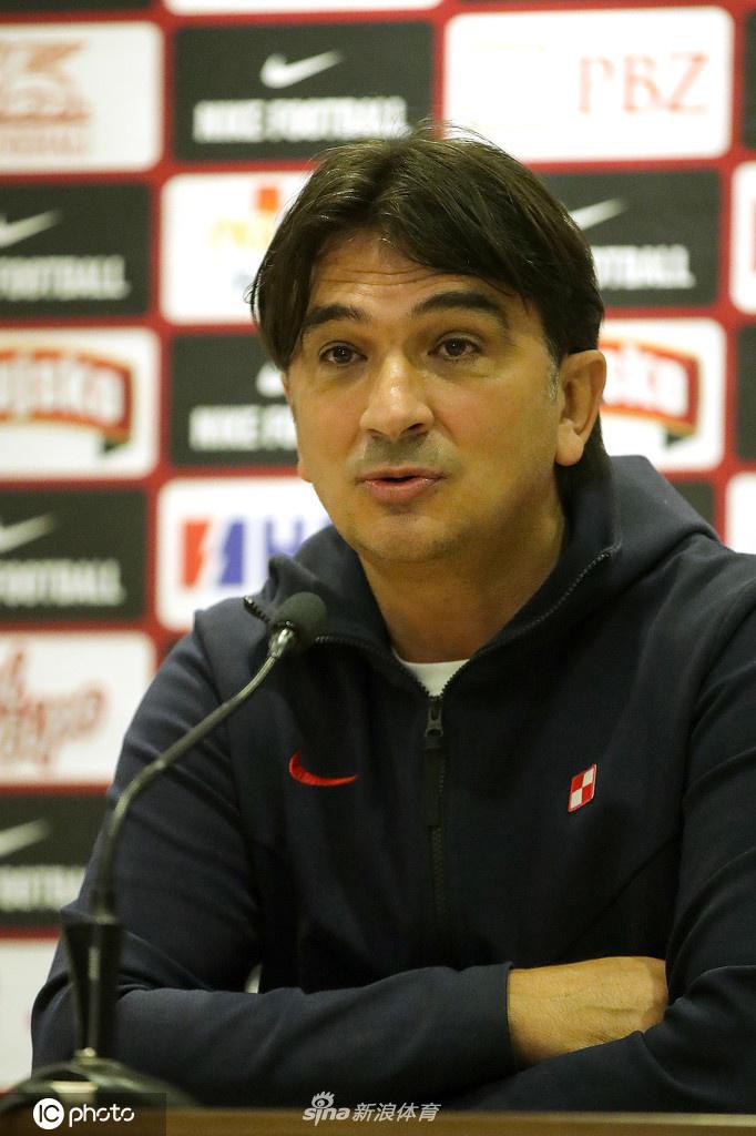 佩里西奇在台下聆听提问，国米飞翼嘴角挂着轻松的微笑，大战前的氛围显得从容不迫