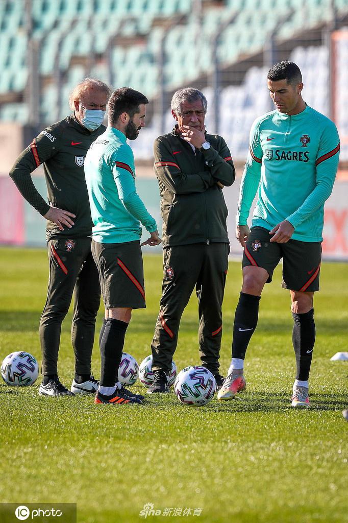 老将佩佩在防守训练中神情严肃，他高高跃起争顶头球，即便在训练中也全力以赴，完美诠释了葡萄牙防线的铁血精神。