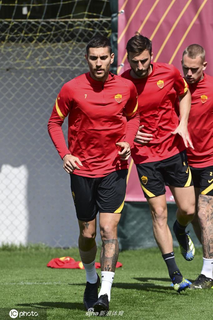 斯皮纳佐拉在训练中露出笑容，这位意大利边翼在比赛中多次制造威胁，是罗马攻防转换的关键棋子