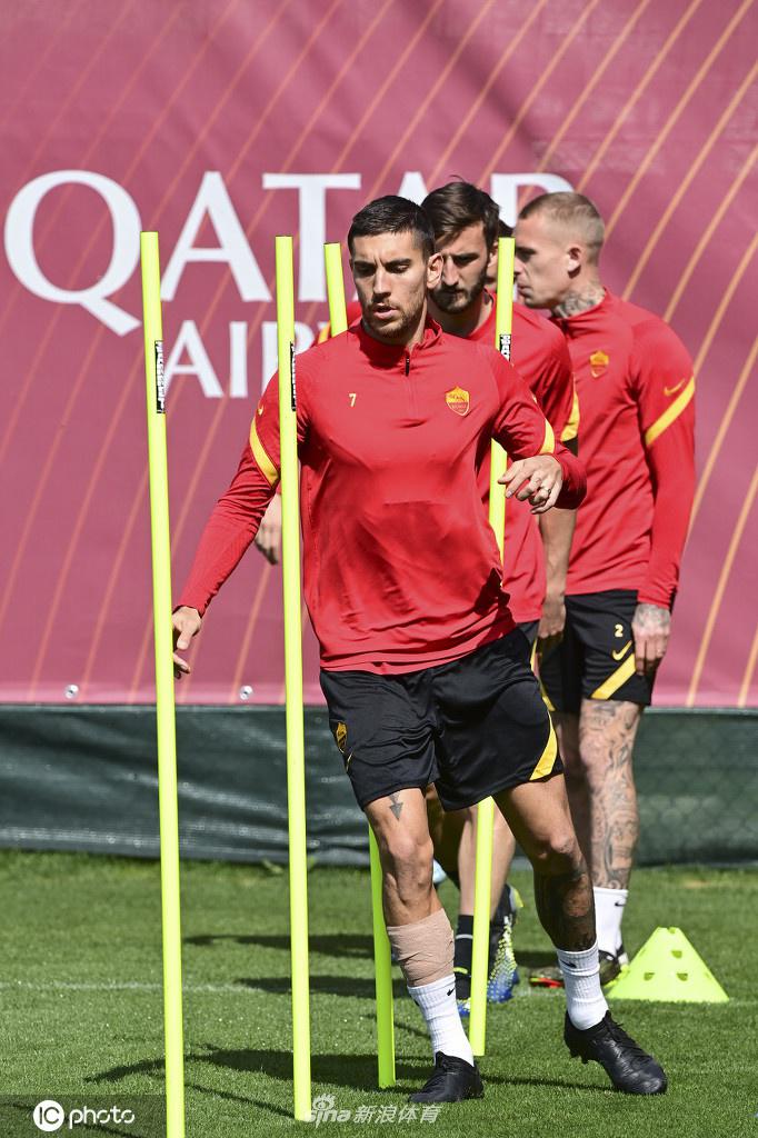 佩莱格里尼在训练中主罚任意球，两天后正是他用一记精准的任意球攻破了阿贾克斯的球门，吹响反击号角