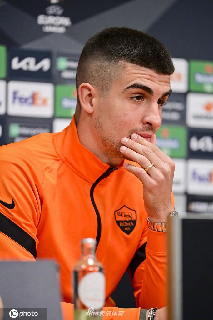 罗马球员在发布会间隙神情专注，面对即将到来的欧联杯关键战役，眼神中充满求战欲望与坚定信念