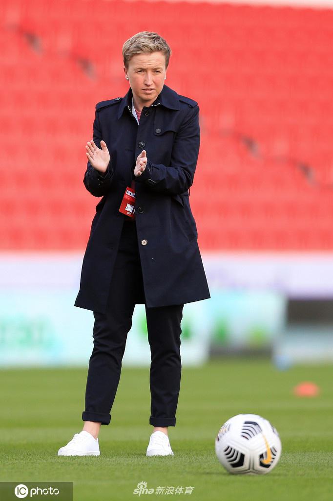 输球后的英格兰队员难掩失落，其中一人弯腰扶膝，神情沮丧地望着远方。在她身后，获胜的加拿大队员正在拥抱庆祝，胜利与失落的对比，构成了足球场上最残酷也最真实的一幕。