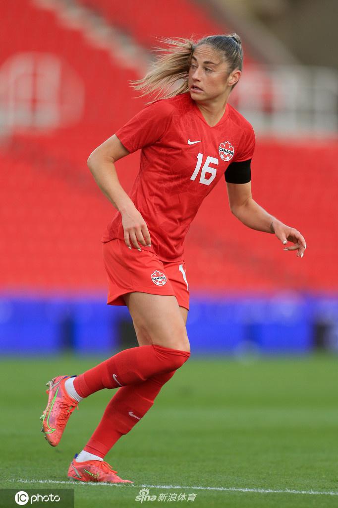 进球功臣普林斯在奔跑中被英格兰防守球员紧紧追赶，她表情坚毅，用身体护住球权，身后的对手无可奈何，这定格了加拿大反击中的典型瞬间。