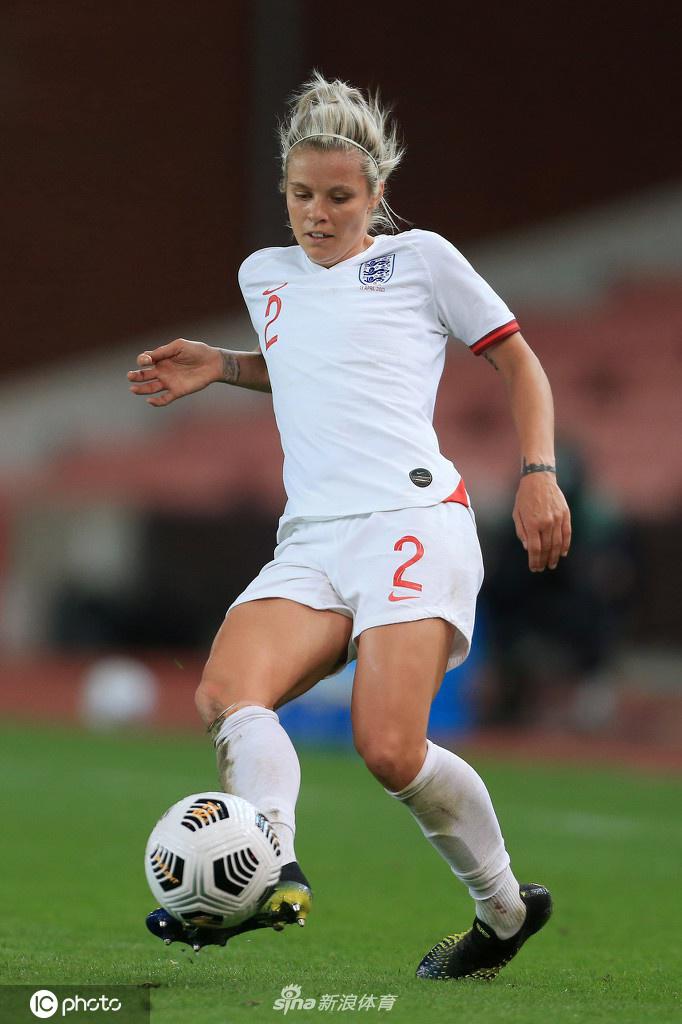 加拿大队普林斯抓住英格兰门将失误，在球门线上将球捅进网窝。进球后的普林斯振臂高呼，与队友忘情庆祝，而英格兰门将巴兹利则瘫坐在门前，懊悔不已。