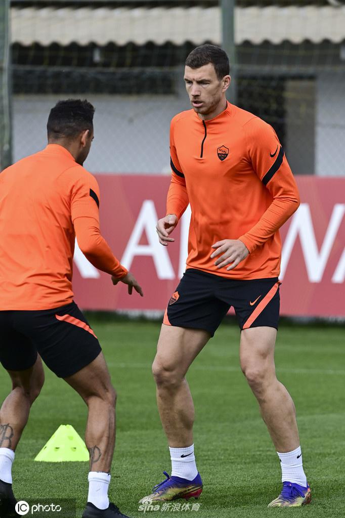 训练场上，一名罗马球员正在高速带球突破。他的身形矫健，带球姿态舒展，仿佛一道红色的闪电划过绿色的赛场。尽管只是训练，但他全力以赴的姿态让人相信，明晚的奥林匹克球场，他将是让阿贾克斯后卫头疼不已的存在。