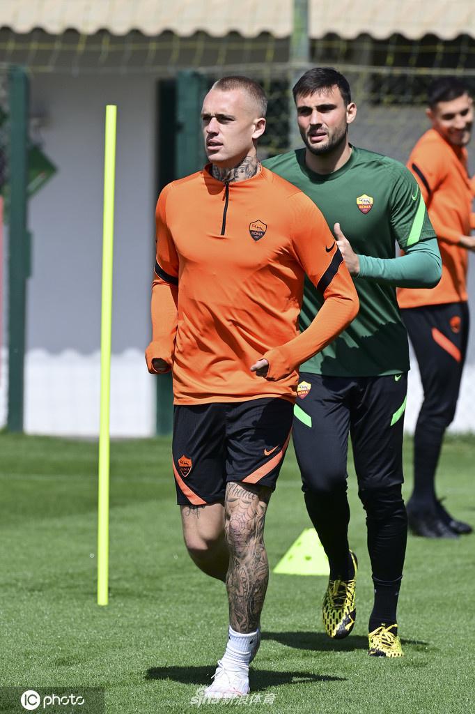 训练进入战术对抗环节，几名罗马球员正在进行小范围的逼抢演练。他们身体交错，互不相让，即便没有穿上正式的比赛球衣，对抗的激烈程度也丝毫不减。场边的摄像机记录下了这一次凶狠但又干净的铲断，这是红狼军团在明晚比赛中必须展现出的强硬态度。