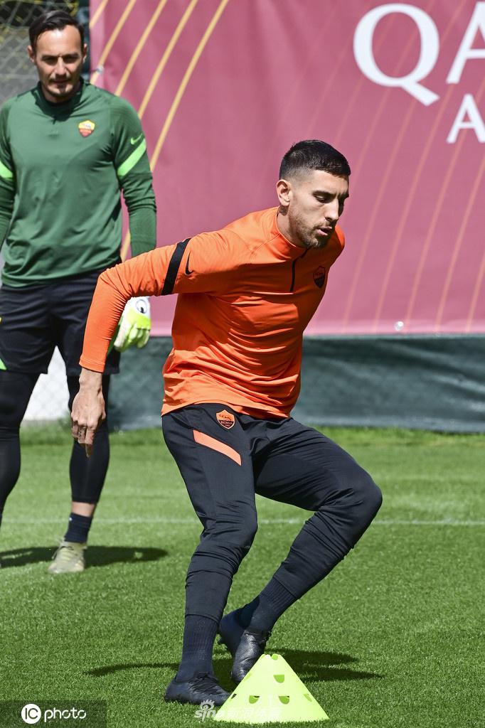 夕阳西下，训练接近尾声，几名罗马球员肩并肩走向场边。他们的剪影在夕阳的拉长下显得格外高大。虽然身体疲惫，但彼此间的交流仍在继续，或许是在讨论一个战术跑位，或许是在相互鼓励。这份团结，将是他们迎战强敌最坚实的后盾。