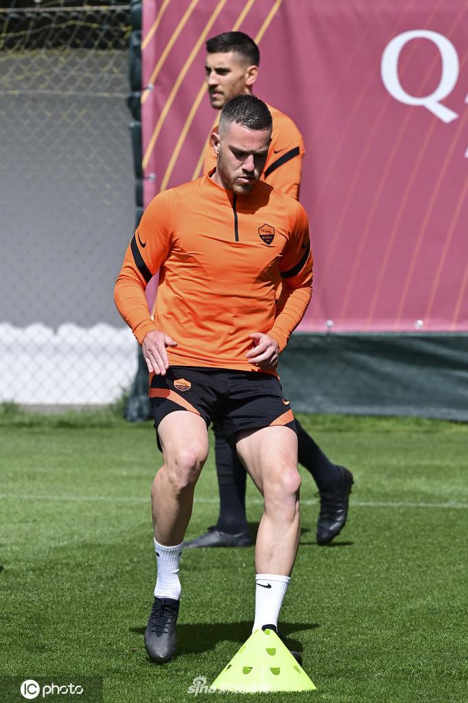 训练器材静静地摆放在场边，足球、标志盘、训练背心，仿佛诉说着刚才这里发生过的激烈对抗。作为背景的看台空无一人，但可以想象，当比赛哨声吹响时，这里的每一寸空气都将会被球迷的呐喊声填满。这张静物般的照片，正是暴风雨来临前最后的宁静。