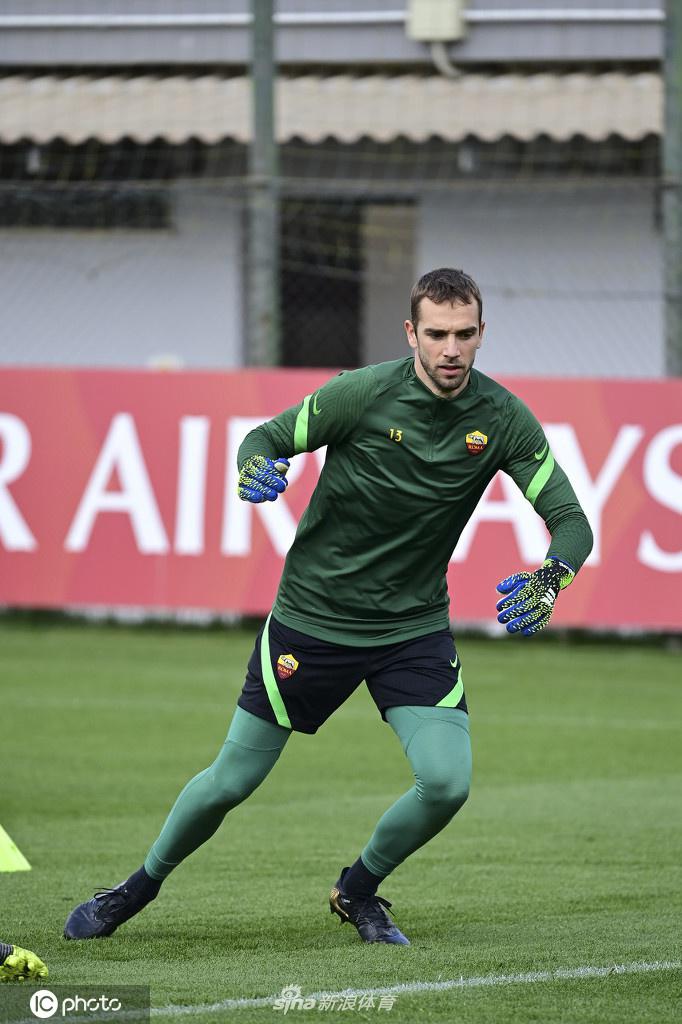 镜头拉近，捕捉到了一位红狼战士在训练中的特写。他眼神如炬，死死盯着前方的皮球，汗水早已浸湿了额前的碎发。这不仅仅是一次普通的触球练习，更像是对胜利的渴望在瞬间的爆发。从他咬紧的牙关中，我们仿佛能读到他在明晚比赛中誓死捍卫主场的决心。