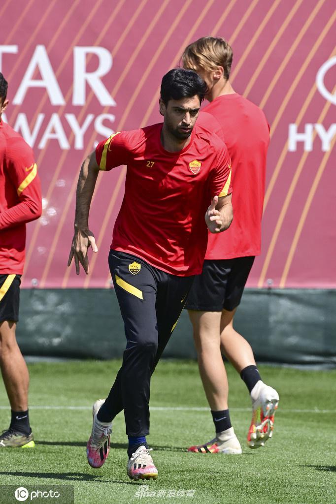 门将洛佩斯在训练中飞身侧扑，身体完全舒展如同一张拉满的弓，指尖将将触碰到皮球，将一次势在必进的射门拒之门外，球门后的摄影记者捕捉到了这充满张力的一刻。