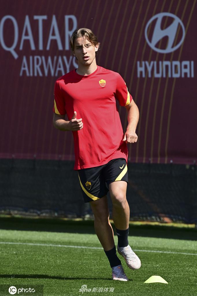 斯莫林在对抗中高高跃起，力压队友完成一次霸气的头球解围，他强壮的身体在空中定格，展现出后防中坚的统治力，下方的队友只能仰望着他控制落点。