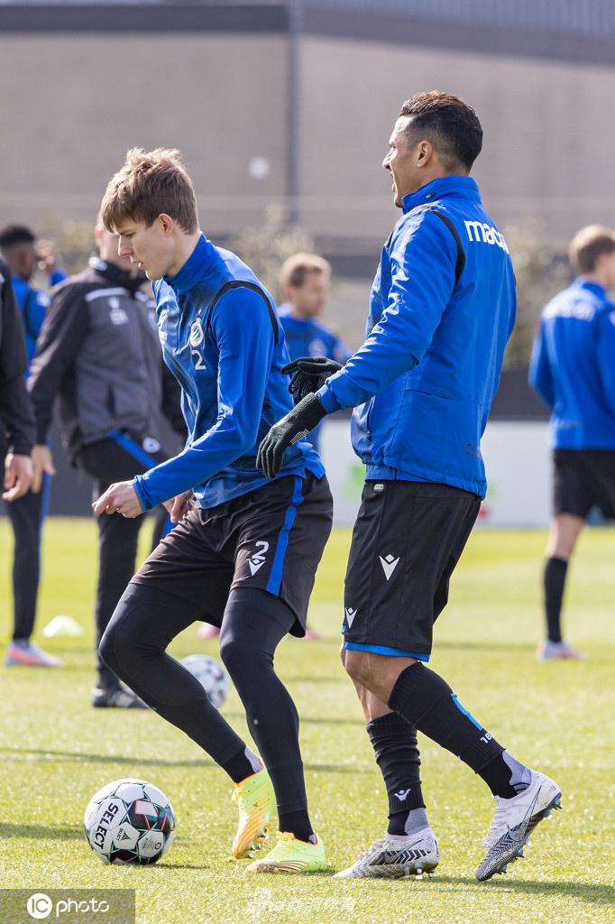 德凯特拉雷在边路高速带球突破，他的眼神坚定地盯着前方，草屑在他脚下飞溅，青春的冲击力扑面而来。