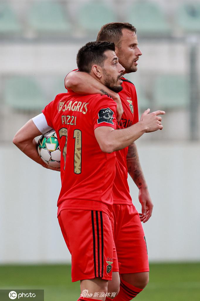 比赛结束后，一名小球迷紧紧抓住球场边的广告牌，稚嫩的脸庞上写满了与年龄不符的失望，他默默注视着场上失落的波尔蒂芒尼斯英雄们。