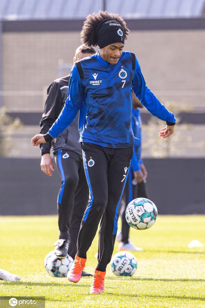 门将米尼奥莱侧身飞扑，将队友的刁钻射门拒之门外，他手臂上青筋暴起，定格瞬间的力量感仿佛能穿透照片。