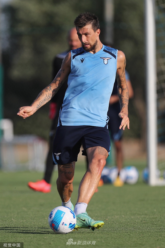 中场大师米林科维奇在人群中闲庭信步，他用一个写意的拉球动作戏耍了防守球员，高大的身躯在这一刻显得无比灵巧，仿佛整个球场都成了他表演的舞台。