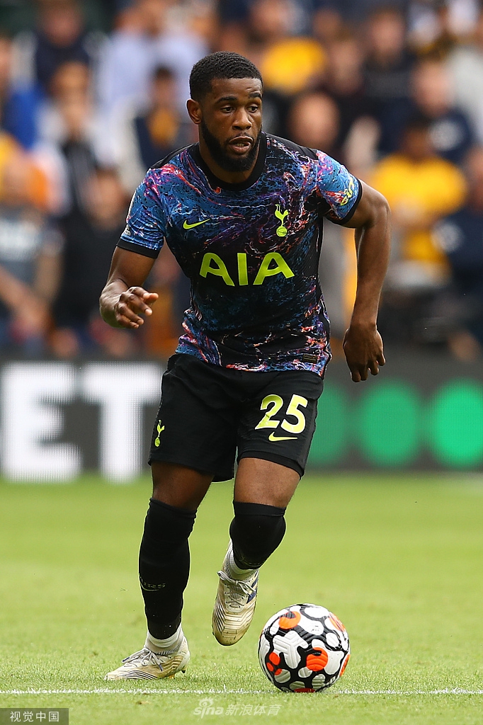 终场哨响，热刺球员们如释重负，他们相互拥抱庆祝这场艰难的客场胜利，狼队球员则黯然神伤，草坪上写满了遗憾。