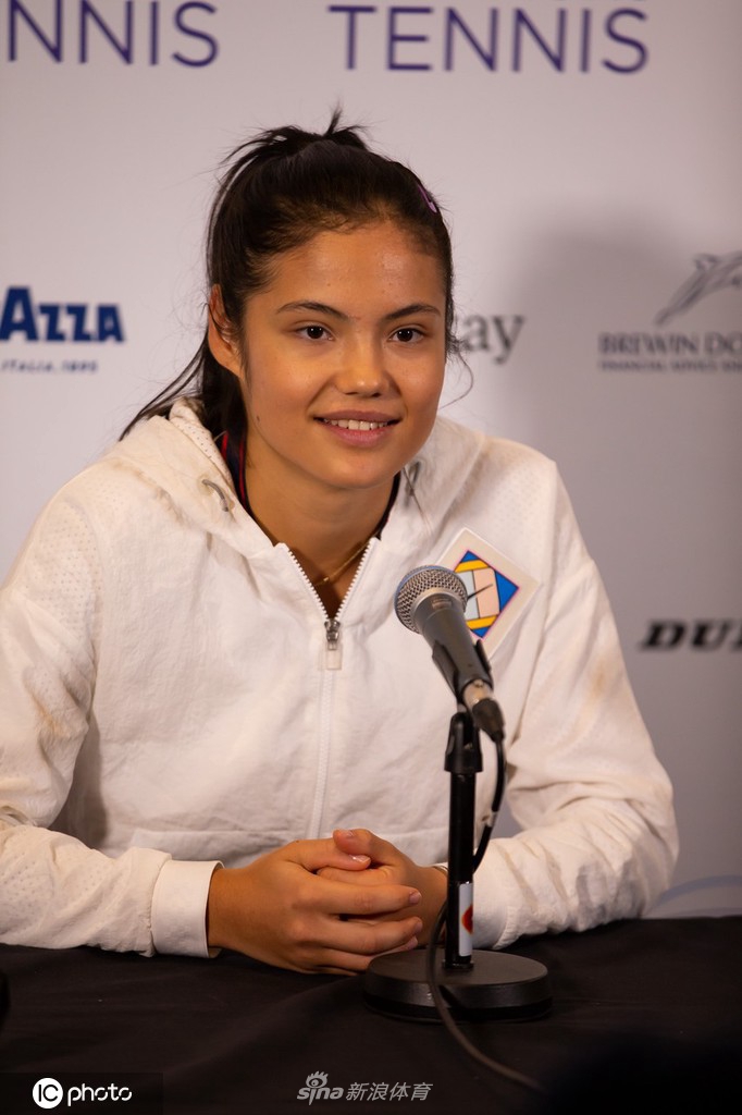 在发布会的某个瞬间，拉杜卡努略显俏皮地抚摸着自己的脸颊，这个动作捕捉到了她作为十九岁少女天真烂漫的一面，与球场上那个攻势凌厉的网坛新星形成了有趣的对比。