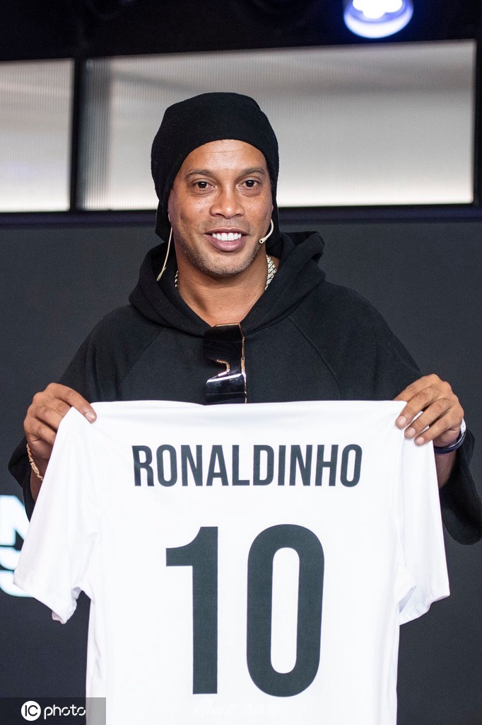 罗纳尔迪尼奥手持MetaSoccer宣传材料，与项目方代表热烈交流，探讨足球与科技的结合