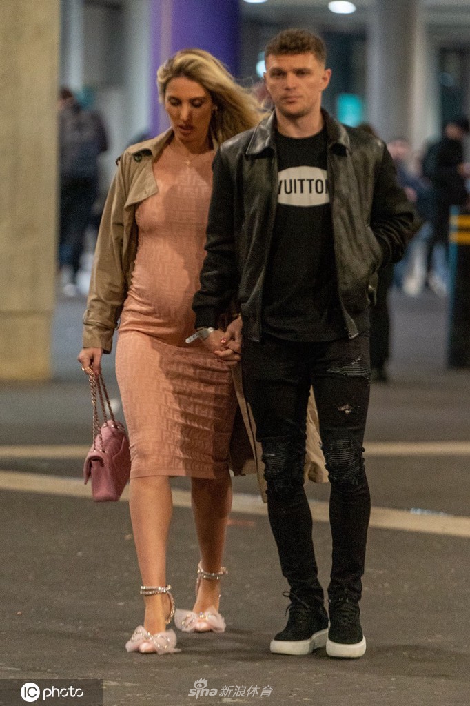 特里皮尔专注地望向拳台方向，眼神中充满了对即将开始的大战的期待，现场灯光照亮了他棱角分明的侧脸。