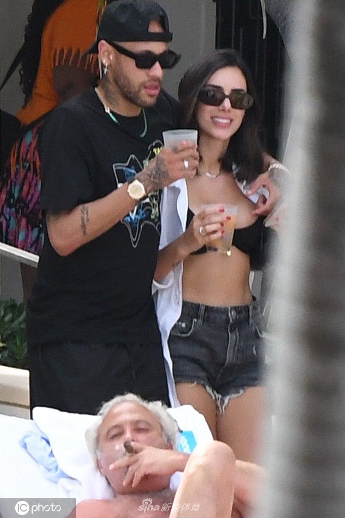 内马尔戴着时尚项链，对着镜头露出他标志性的灿烂笑容，身后是迈阿密湛蓝的天空与城市轮廓。