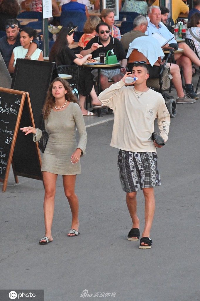 哈弗茨与索菲娅坐在岸边休憩，微笑着进行私人交谈