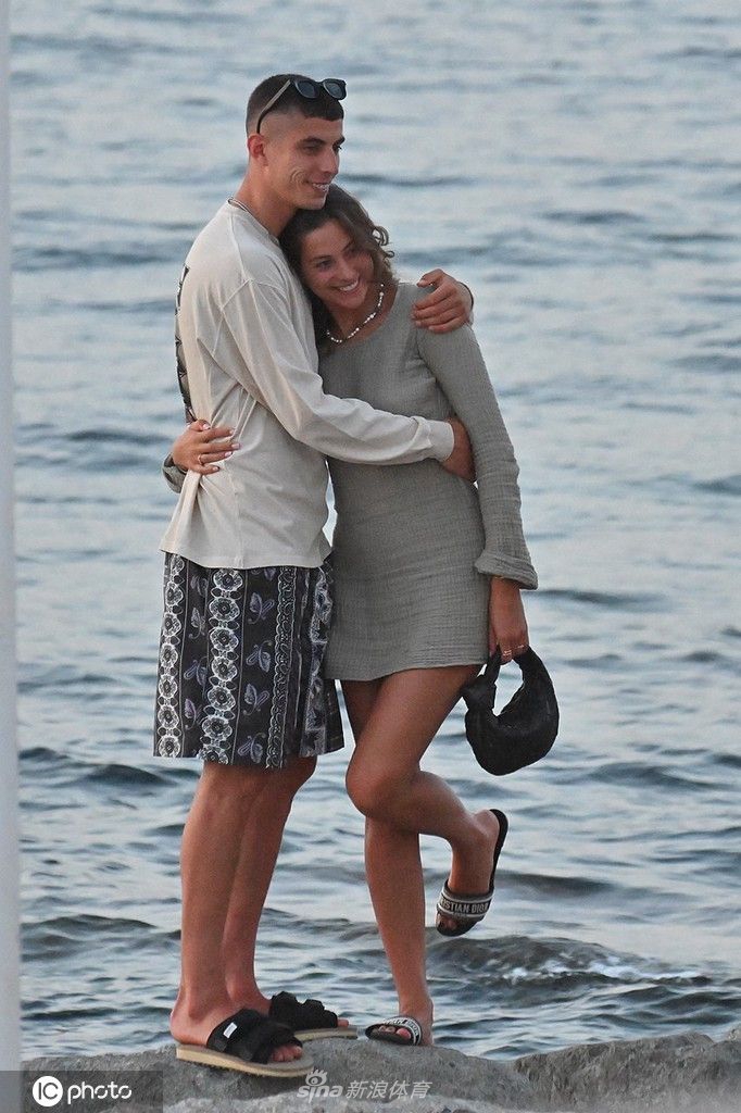 度假中的哈弗茨与索菲娅并肩而行，享受着悠闲的假日氛围